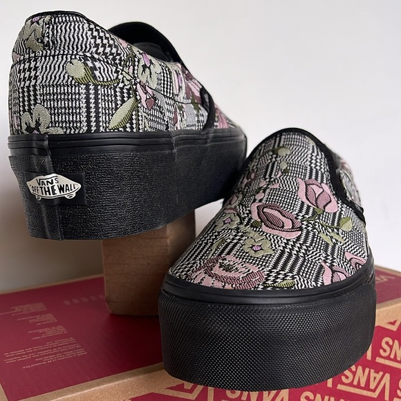 Vans WMNS Classic Slip-On Stackform Tapestry Floral Black
VN0A7Q5RBM8
Platforms - Picture 9 of 16